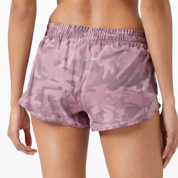 Lululemon Hotty Hot 2.5” Short Pink Camo - Picture 3 of 4